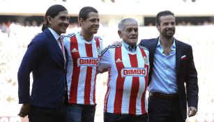 Chicharito Hernández compartió fotos de su hijo con su abuelo Tomás Balcázar