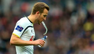 Harry Kane escupe agua a la cancha, algo que ya sería castigado