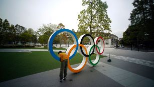 Aros olímpicos afuera del Estadio Nacional de Tokio