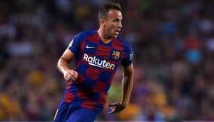 Arthur Melo durante un duelo con el Barcelona 