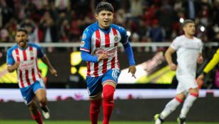 'La Chofis' López festeja un gol con Chivas