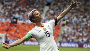 Megan Rapinoe celebrando una anotación con Estados Unidos