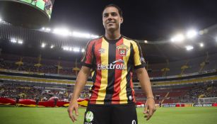 Omar Bravo posa con la camiseta de UdeG