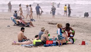 Personas en las playas de Huntington Beach, California