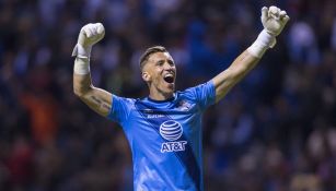 Nicolás Vikonis celebra un gol del Puebla