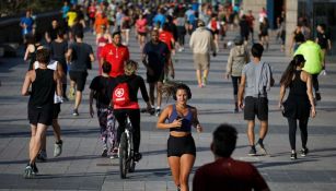 Personas ejercitándose en las calles de Barcelona