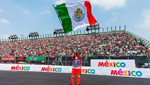 Un comisario de pista agita una bandera en el Autódromo Hermanos Rodríguez