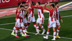 Jugadores de la Estrella Roja celebran un gol 