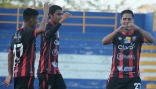 Fernando Villalpando (der) celebra un gol con el Walter Ferretti