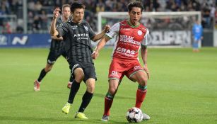 Omar Govea pelea un balón en la Liga de Bélgica