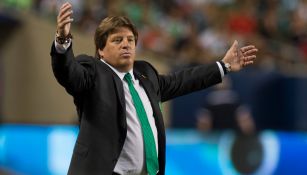 Miguel Herrera durante un duelo del Tricolor 