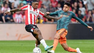 Bergwijn y Edson Álvarez disputando el esférico en el Clásico