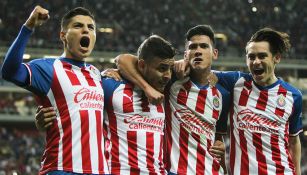 Jugadores de Chivas festejan un gol