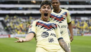 Leo Suárez en celebrando una anotación con América