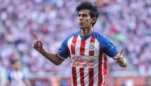 JJ Macías celebra una anotación con Chivas 