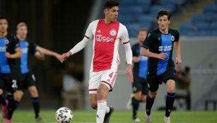 Edson Álvarez durante un partido con Ajax