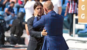 Paco Jémez y Matías Almeyda se saludan previo a un partido