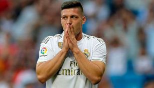 Luka Jovic durante un duelo con el Real Madrid