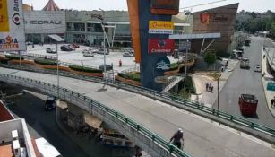 Hombre en el borde de un puente en Naucalpan