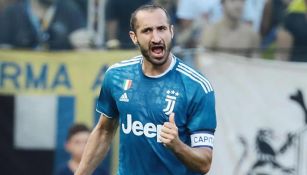 Giorgio Chiellini durante un duelo con la Juventus 