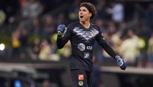 Memo Ochoa celebra un gol del América 