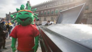 Botarga y ataúd en protesta en Palacio Nacional