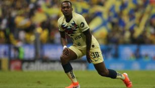 Renato Ibarra durante un partido con América