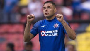 Pablo Aguilar durante un duelo con Cruz Azul