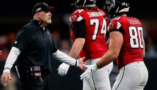 Jugadores de Atlanta saludan a su coach, Dan Quinn