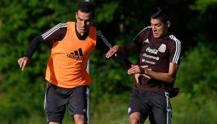 Rafa Márquez y Edson Álvarez durante un entrenamiento 