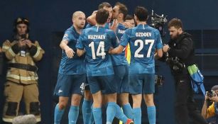 Jugadores del Zenit celebran una anotación