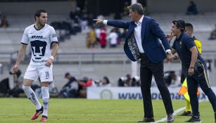 Míchel González le da instrucciones a Mayorga 