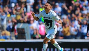 Sebastián Saucedo festeja un gol con los Pumas