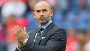 Paco Jémez aplaude en un partido