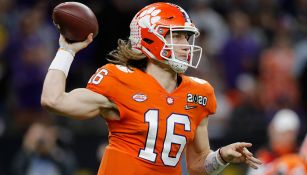 Trevor Lawrence prepara un envío