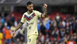 Emanuel Aguilera durante un partido con América