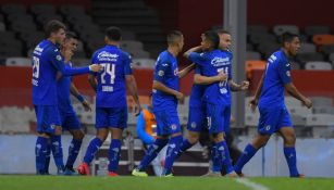 Jugadores de Cruz Azul durante un partido ante América