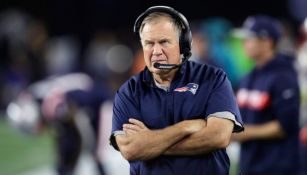 Bill Belichick observa un juego de los Patriots