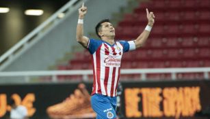 Jesús Molina celebra un gol con Chivas