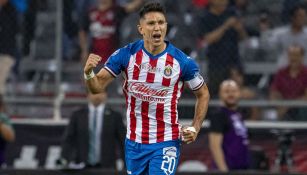 Jesús Molina celebra una anotación con Chivas 