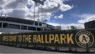 Una manta da la bienvenida al Coliseum de Oakland