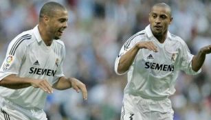 Ronaldo y Roberto Carlos festejan un gol con el Real Madrid