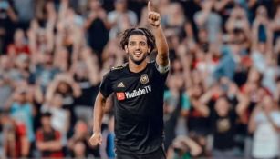 Carlos Vela festeja un gol con el LAFC