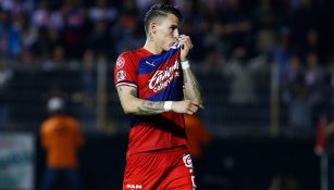 Chicote Calderón besa el escudo de Chivas