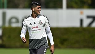 Alan Pulido en una práctica con el Tri