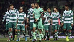 Jugadores de Santos en el partido contra Pumas