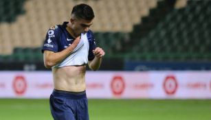 Johan Vásquez durante un partido con Pumas