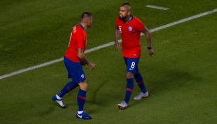 Nico Castillo celebra un gol Arturo Vidal