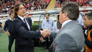 Miguel Herrera y Matías Almeyda se saludan previo a un partido