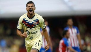 Henry Martín festeja su gol en el Clásico contra Chivas